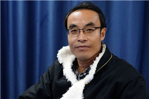 散文獎(jiǎng)：《兄弟記》 作者： 王小忠（藏族）         獲獎(jiǎng)感言《兄弟記》寫的是青藏高原邊緣地帶農(nóng)牧交匯地的甘南故事，它沒有什么重大事件和尖銳的沖突，都是日常生活與世相百態(tài)。從根本上看，就是對(duì)甘南農(nóng)牧區(qū)交匯地的生活方式、生產(chǎn)勞動(dòng)及思想觀念變化的客觀敘述，是鄉(xiāng)村倫理變遷的詠嘆。我期盼著一種崇高的倫理道德能夠永恒地存在于世……