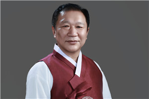 詩(shī)歌獎(jiǎng)：《鳥聲嚦嚦鳴冬山》（朝鮮文）  作者：金榮健（朝鮮族）         獲獎(jiǎng)感言回首創(chuàng)作里程，從純粹以自己的眼光觀察世界，到勘破事物與事物的關(guān)系，我的詩(shī)歌算是經(jīng)歷了幾個(gè)階段。要是說(shuō)我的詩(shī)萌生于青春的熱血和沖動(dòng)，起步于“我”這個(gè)自我，接著就超越跟世上種種弊端相抗衡、選擇正確道路這個(gè)階段，開始邁入通過和大自然的對(duì)話、與宇宙的交感，在靈魂的園地尋找日漸成長(zhǎng)的深沉自我的境界……