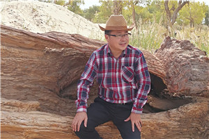 詩(shī)歌獎(jiǎng)：《盤江魂》 作者：牧之（布依族）         獲獎(jiǎng)感言對(duì)我來(lái)說(shuō)，詩(shī)歌就像遠(yuǎn)方的一束亮光，照亮著生活在低處的我，它就是我迷茫中的精神指引，讓我卑微的頭顱高起，讓我的生命充滿陽(yáng)光雨露，讓我在詩(shī)歌中尋回對(duì)生活的自信和剛強(qiáng)，讓我以五彩繽紛的方式穿越生活的貧乏和蒼白、灰暗與平庸，在孤獨(dú)與豪邁中獲得塵世間的美麗和從容，夢(mèng)想和希望……