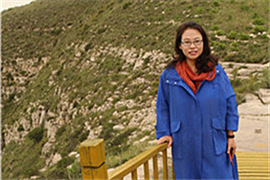 報(bào)告文學(xué)獎(jiǎng)：《讓世界看見》  作者：牛海坤（蒙古族）         獲獎(jiǎng)感言在創(chuàng)作的過程中，我不停地走近不同的人群，與農(nóng)牧民、殘疾人、非遺傳承人、駐村干部等等深入交談，認(rèn)真傾聽他們內(nèi)心深處的渴望。我要感謝這些勇敢昂揚(yáng)的人們，是他們用自己的行動(dòng)詮釋了時(shí)代，也詮釋了生命的力量和價(jià)值。