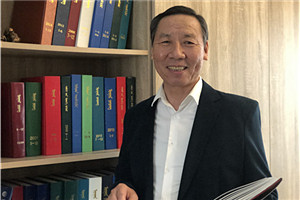 中短篇小說(shuō)獎(jiǎng)：《藍(lán)天戈壁》（中篇小說(shuō)集）  作者：阿尤爾扎納（蒙古族）         獲獎(jiǎng)感言在這世上，唯有以愛為根基，方可泰康，終得圓滿。生活不可缺少愛的慈潤(rùn)。唯有愛能柔化一切，彌補(bǔ)裂痕，使人們得以和睦共存，共享安康。我一直致力于在作品中突顯愛與被愛、寬恕與被寬恕之重要性，通過自己的作品播撒人間大愛，為跌倒之人予以牽挽架扶，為痛哭之人予以擦拭眼淚，便是我的夙愿。