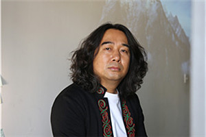 中短篇小說(shuō)獎(jiǎng)：《十尋》  作者：包倬（彝族）         獲獎(jiǎng)感言在過去的四十三年，我有二十一年在寫作。文章千古事，得失寸心知。寫作是一個(gè)人以心去度量世道人心，是一個(gè)人的踽踽獨(dú)行。而獲獎(jiǎng)，則是在漫長(zhǎng)旅途中的溫暖擁抱，它告訴我，文學(xué)無(wú)垠，吾道不孤。感謝文學(xué)。