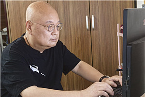 中短篇小說(shuō)獎(jiǎng)：《上嶺戀人》  作者：凡一平（壯族）         獲獎(jiǎng)感言上嶺，是我近些年文學(xué)創(chuàng)作的地理標(biāo)識(shí)，也是現(xiàn)實(shí)生活的真實(shí)存在。從桂北都安瑤族自治縣縣城往東十三公里，再沿紅水河順流而下四十公里，在二級(jí)公路的對(duì)岸，有被青山和竹林環(huán)抱的村莊，就是上嶺。它是我生命中最親切的土地，或搖籃。上嶺有著不多的人口，卻生生長(zhǎng)流，他們渺小但卻堅(jiān)韌，又像魚群一樣抱團(tuán)、歡樂。已經(jīng)死去和還活著的，都是我的父老鄉(xiāng)親。