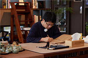 長(zhǎng)篇小說(shuō)獎(jiǎng)：《大醫(yī)》作者：馬伯庸（滿族）         獲獎(jiǎng)感言在調(diào)研和創(chuàng)作過程中，隨著我深入了解中國(guó)近代醫(yī)學(xué)史，不斷被當(dāng)年的大醫(yī)們所感動(dòng)。其中有太多可歌可泣的人物、驚心動(dòng)魄的故事以及救國(guó)救民的仁愛精神，放到今日，仍不過時(shí)。當(dāng)年他們?cè)趤y世之中的艱辛與堅(jiān)持，實(shí)在應(yīng)該讓現(xiàn)在的公眾了解。而讓他們了解的最好方式，就是通過文藝作品來(lái)表現(xiàn)，只有寫出這種精神的繼承性與時(shí)代性，歷史小說(shuō)的質(zhì)感才能凸顯出來(lái)。