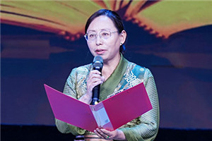 長(zhǎng)篇小說(shuō)獎(jiǎng)：《在高原》  作者：尼瑪潘多（藏族）         獲獎(jiǎng)感言文學(xué)創(chuàng)作不是我的職業(yè)，是我選擇的一條精神之路，它給予我的心理安寧和精神豐盈感，讓我心生感恩。今天，《在高原》這本書里呈現(xiàn)的故事、思考和探索得到評(píng)委們的肯定，給我的鞭策和鼓舞是巨大的，讓我對(duì)走好今后的文學(xué)創(chuàng)作之路充滿了信心……