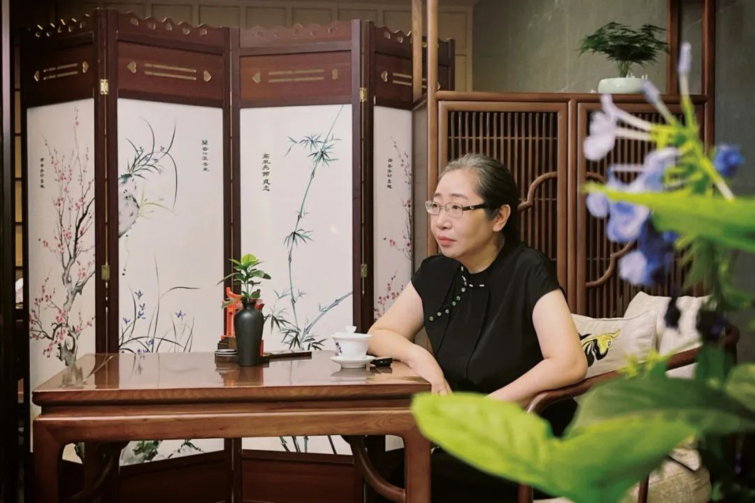 張勇 國(guó)家一級(jí)編劇、作家，四川省作協(xié)副主席。曾獲第二屆文榮獎(jiǎng)作家編劇獎(jiǎng)（《偽裝者》）。創(chuàng)作長(zhǎng)篇小說(shuō)《一觸即發(fā)》《偽裝者》《貴婉日記》，紅色諜戰(zhàn)川劇《黎明十二橋》以及電視劇《一觸即發(fā)》《偽裝者》《天衣無(wú)縫》等。