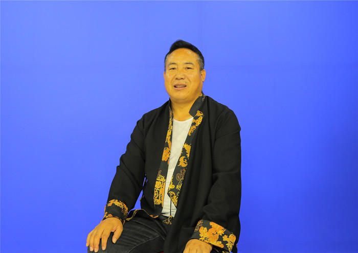 趙有年，藏族，1973年生。青海省海南州文聯(lián)創(chuàng)研室主任。著有長篇小說《石頭村里杏花開》，中短篇小說集《溫暖的羊皮襖》《炊煙籠罩的牧場》，譯作長篇小說《悲鳴的神山》、中短篇小說集《南色小說集》、藏族長篇史詩《格薩爾王》之《天竺佛法宗》等。