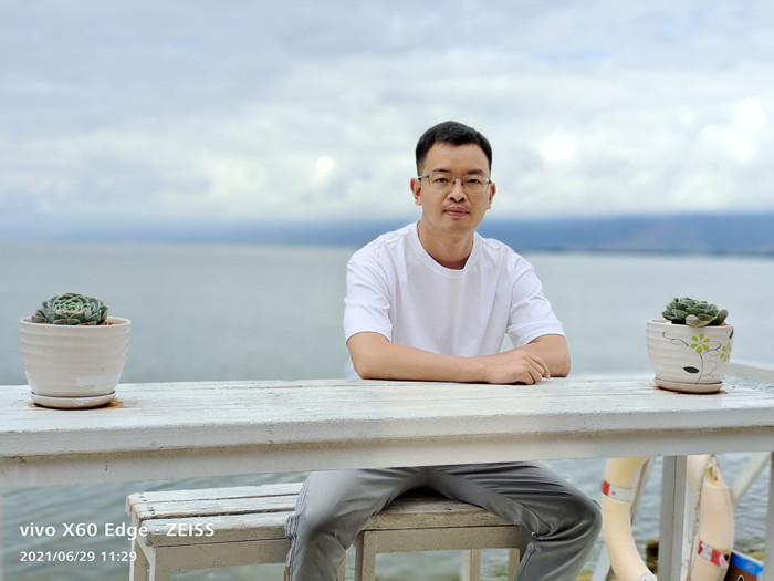 向迅，土家族，1984年生，湖北建始人。《雨花》雜志編輯。著有小說集《七月晚餐：南方幻想故事集》，散文集《聲音博物館》等。曾獲豐子愷散文獎、孫犁散文獎、江蘇紫金山文學(xué)獎等。