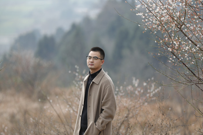 羌人六，本名劉勇，羌族，1987年生?！端拇ㄎ膶W(xué)》雜志編輯。著有詩集《太陽神鳥》《羊圖騰》，中短篇小說集《伊拉克的石頭》長篇小說《爾瑪史詩》等。