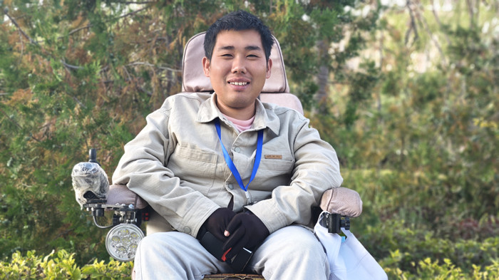 柳客行，本名馬駿，回族，1995年生。固原市作家協(xié)會(huì)副秘書(shū)長(zhǎng)。2023年入選固原市“最美文學(xué)人”。