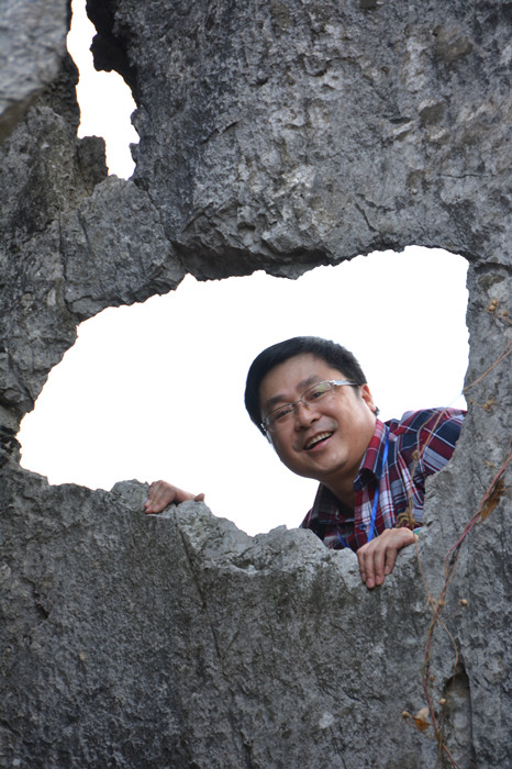 牧之，本名韋光榜，布依族，1963年生，貴州貞豐人?！度f(wàn)峰湖》雜志執(zhí)行主編。著有《魂系高原》《紙上人間》等。曾獲中國(guó)人口文化獎(jiǎng)、貴州民族文學(xué)金貴獎(jiǎng)等。