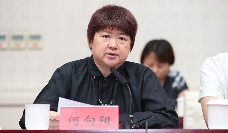 7月31日，評(píng)獎(jiǎng)辦公室主任何向陽(yáng)報(bào)告初選名單公示情況