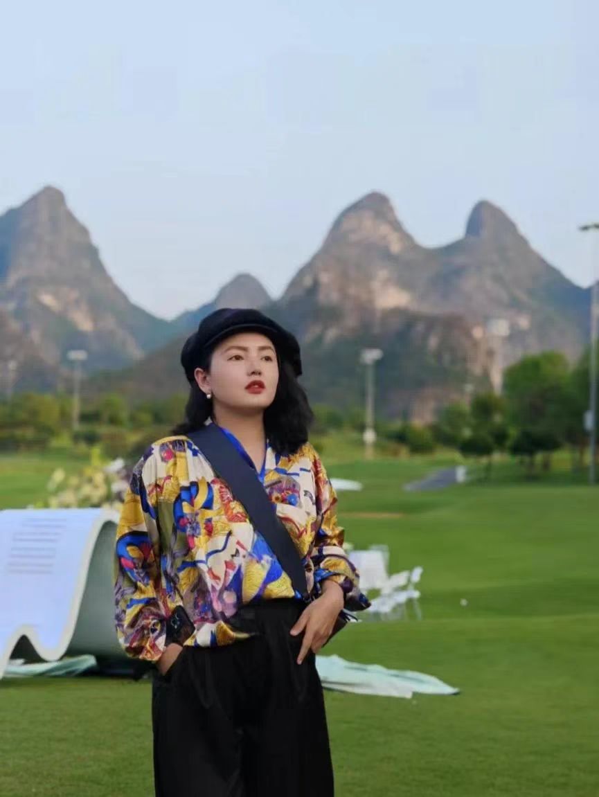 羅嫕 ，廣西廣播電視臺(tái)綜藝旅游頻道副總監(jiān)、《2024中國(guó)文學(xué)盛典·駿馬獎(jiǎng)之夜》執(zhí)行導(dǎo)演。