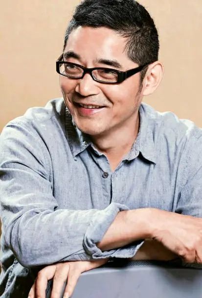 蘇童，當(dāng)過(guò)教師、文學(xué)編輯、江蘇省作家協(xié)會(huì)專(zhuān)業(yè)作家，現(xiàn)為北京師范大學(xué)教授。主要代表作為中篇小說(shuō)《妻妾成群》《紅粉》《罌粟之家》《三盞燈》長(zhǎng)篇小說(shuō)《米》《我的帝王生涯》《河岸》《黃雀記》，另有《西瓜船》《拾嬰記》《白雪豬頭》《茨菰》等百余篇短篇小說(shuō)。長(zhǎng)篇小說(shuō)《河岸》獲得第三屆英仕曼亞洲文學(xué)獎(jiǎng)（2009）和第八屆華語(yǔ)傳媒文學(xué)大獎(jiǎng)（2010）。短篇小說(shuō)《茨菰》獲第五屆魯迅文學(xué)獎(jiǎng)（2010）。2011年獲得布克國(guó)際文學(xué)獎(jiǎng)提名。2015年，長(zhǎng)篇小說(shuō)《黃雀記》獲得第九屆茅盾文學(xué)獎(jiǎng)。