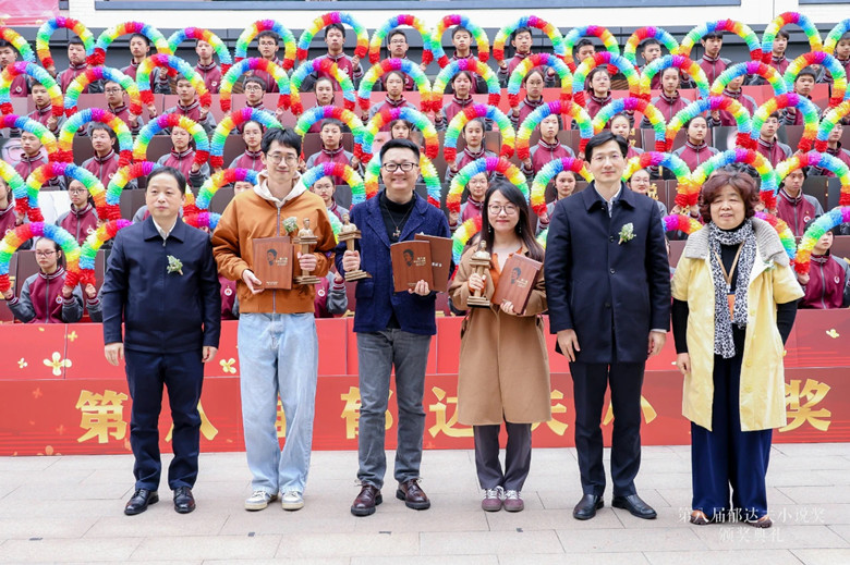 葉彤、袁敏、謝漸升為中篇小說獎(jiǎng)獲獎(jiǎng)作家頒獎(jiǎng)