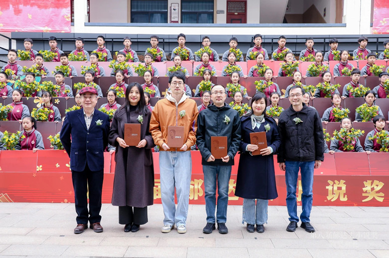 賀紹俊、黃德海為責(zé)編獎(jiǎng)獲獎(jiǎng)?wù)哳C獎(jiǎng)