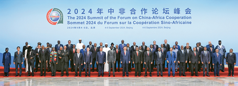 2024年9月5日上午，國家主席習近平在北京人民大會堂出席中非合作論壇北京峰會開幕式并發(fā)表主旨講話。這是開幕式前，習近平同出席峰會的外方領導人集體合影。 新華社記者 饒愛民/攝