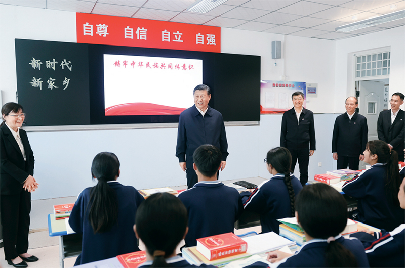 2024年6月18日至19日，中共中央總書記、國家主席、中央軍委主席習近平在青?？疾?。這是18日下午，習近平在果洛西寧民族中學高一（1）班觀摩“新時代、新家鄉(xiāng)”主題思政課。 新華社記者 鞠鵬/攝