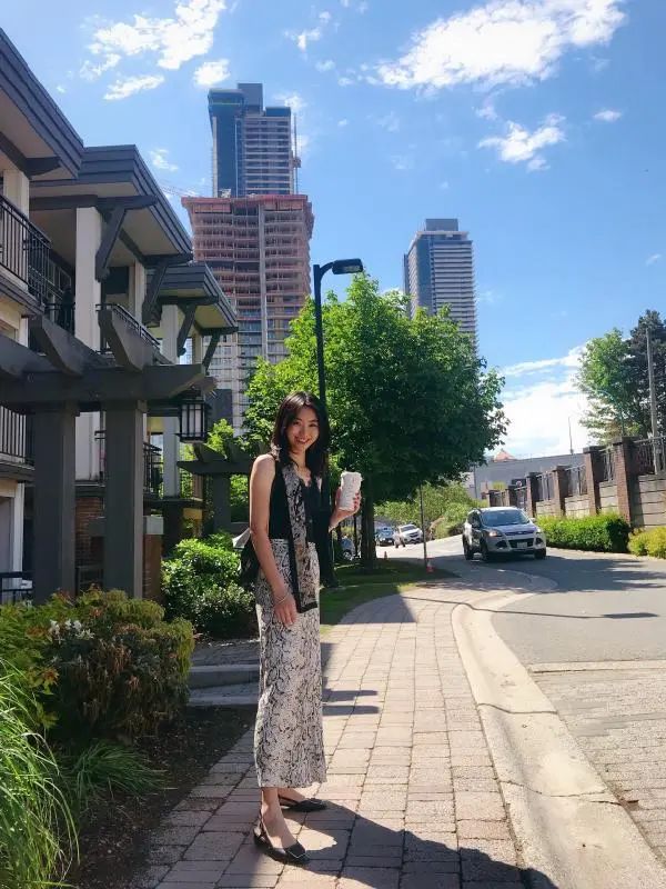 蔣在，小說見于《人民文學(xué)》《十月》《當(dāng)代》《鐘山》等。出版小說《街區(qū)那頭》《飛往溫哥華》。詩集《又一個春天》。曾獲“山花文學(xué)雙年獎”新人獎，鐘山之星文學(xué)獎，西湖新銳文學(xué)獎等。牛津大學(xué)羅德學(xué)者提名。北京老舍文學(xué)院合同制作家。首師大外國語言學(xué)及應(yīng)用語言學(xué)在讀博士。