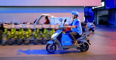 “外賣詩人”王計兵奔馳在送外賣路上。資料圖片