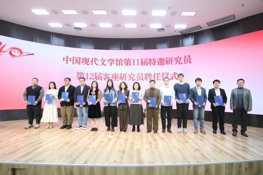 張宏森為特邀研究員頒發(fā)聘書(shū)