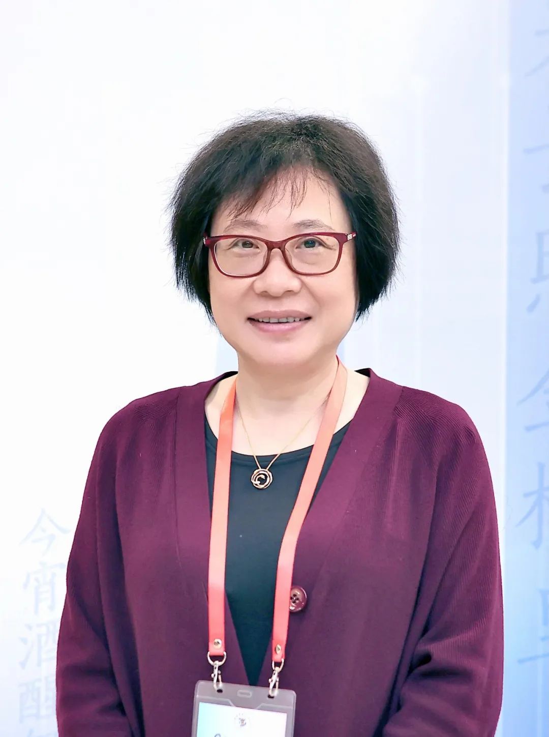 榮榮，本名褚佩榮，生于1964年，出版過多部詩集及散文隨筆集，參加過《詩刊》社第十屆青春詩會，曾獲《詩刊》《詩歌月刊》《人民文學(xué)》《北京文學(xué)》等刊物年度詩歌獎、中國作家出版集團(tuán)優(yōu)秀作家貢獻(xiàn)獎、首屆徐志摩青年詩人獎、第二屆中國女性文學(xué)獎、劉章詩歌獎、十月文學(xué)獎、全國第四屆魯迅文學(xué)獎等。