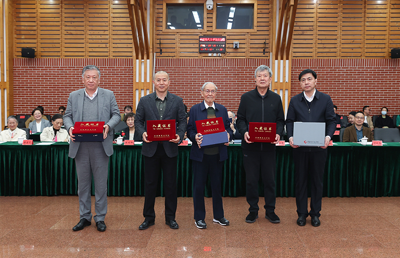 束沛德、畢飛宇、孫甘露、阿英長孫錢榮毅向中國現(xiàn)代文學館捐贈珍貴文獻，王軍接受捐贈