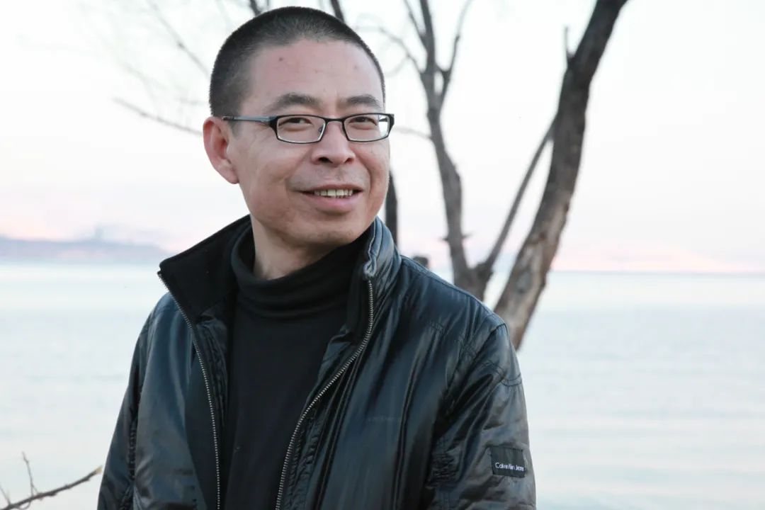 李亞偉，1963年出生于重慶市酉陽(yáng)縣。創(chuàng)作過(guò)《男人的詩(shī)》《醉酒的詩(shī)》《空虛的詩(shī)》《航海志》《野馬與塵?！贰逗游髯呃仁闱椤返乳L(zhǎng)詩(shī)和組詩(shī)，出版有詩(shī)集《豪豬的詩(shī)篇》《紅色歲月》《酒中的窗戶》《我在雙魚(yú)座上給你寫(xiě)信》以及文論集《詩(shī)歌與先鋒》、文化隨筆《人間宋詞》等；獲第四屆華語(yǔ)文學(xué)傳媒2005年度詩(shī)人獎(jiǎng)、第一屆魯迅文化獎(jiǎng)年度詩(shī)歌獎(jiǎng)、首屆屈原詩(shī)歌金獎(jiǎng)等。