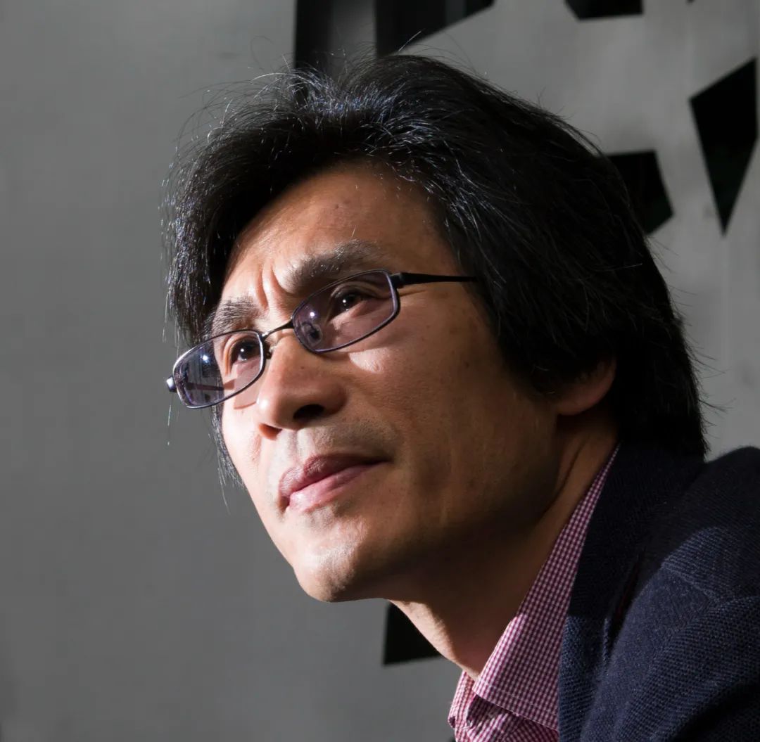 樹(shù)才，原名陳樹(shù)才。詩(shī)人、翻譯家。浙江寧波人?，F(xiàn)供職于中國(guó)社會(huì)科學(xué)院外國(guó)文學(xué)研究所。已出版詩(shī)集、譯詩(shī)集二十余部。曾獲“徐志摩詩(shī)歌獎(jiǎng)”、“李叔同國(guó)際詩(shī)歌獎(jiǎng)”等。2008年獲法國(guó)政府頒發(fā)的“教育騎士”勛章，2023年又獲“藝術(shù)和文學(xué)騎士”勛章。