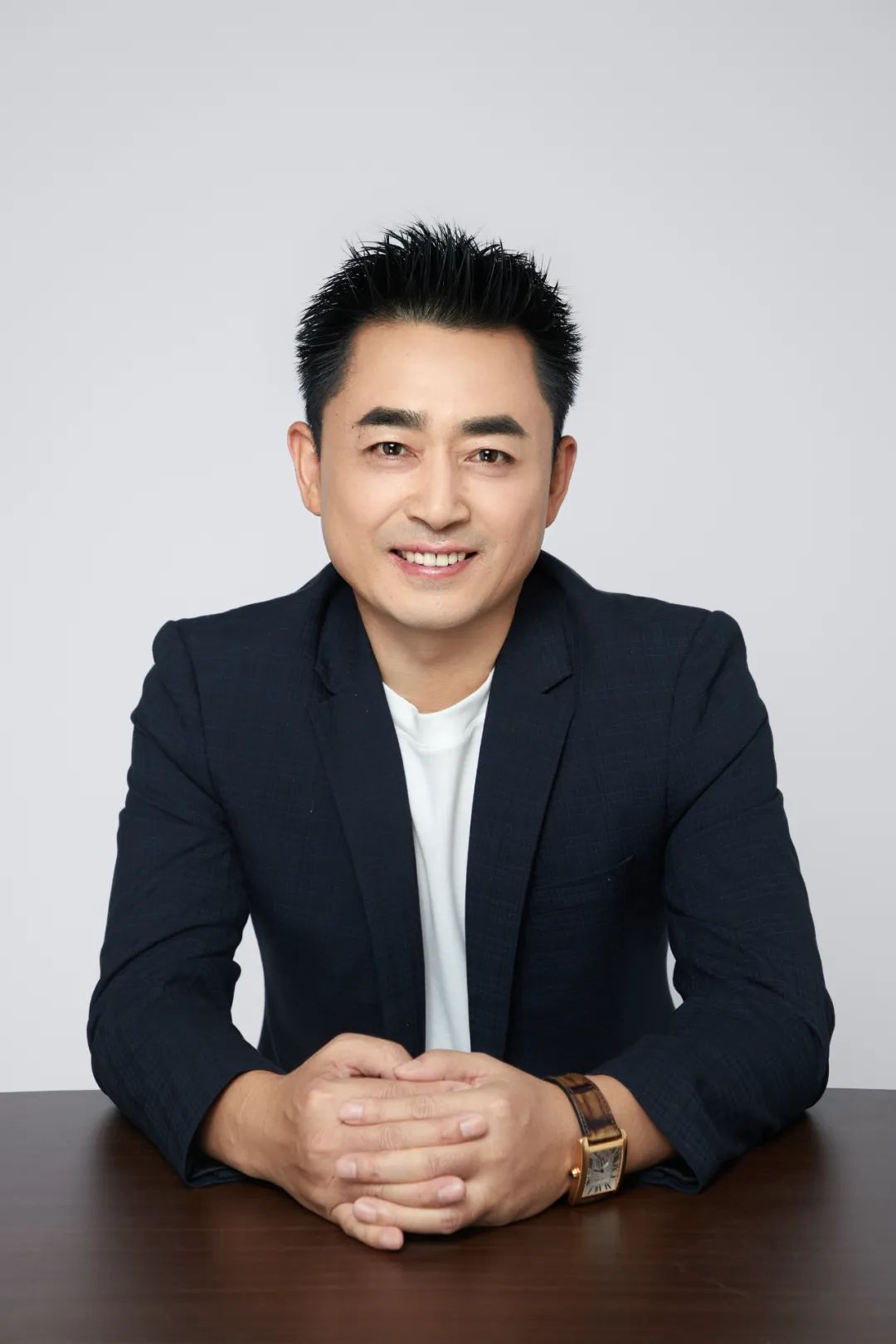 王峰，中國(guó)作家協(xié)會(huì)會(huì)員，中國(guó)詩(shī)歌學(xué)會(huì)會(huì)員?，F(xiàn)為波音客機(jī)資深機(jī)長(zhǎng)。曾獲第六屆泰山文藝獎(jiǎng)，第二屆艾青詩(shī)歌獎(jiǎng)。詩(shī)作發(fā)表于《人民文學(xué)》《詩(shī)刊》《十月》《作品》《詩(shī)歌月刊》《星星》《草堂》《鐘山》。出版詩(shī)集《三萬(wàn)英尺》《睡在溪邊的魚(yú)》《天際線》《下垂的時(shí)間》。