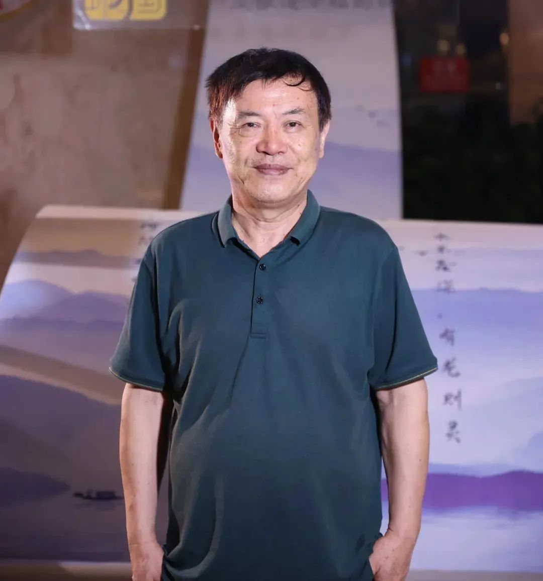 陸健，中國(guó)傳媒大學(xué)教授，中國(guó)詩(shī)歌學(xué)會(huì)常務(wù)理事。20世紀(jì)80年代初開(kāi)始發(fā)表作品，先后創(chuàng)作發(fā)表詩(shī)歌、散文、評(píng)論等作品近千件，出版《窗戶嘹亮的聲音》《名城之門》等詩(shī)集與文藝評(píng)論集近30部，逐步形成了“紀(jì)實(shí)性詩(shī)歌”的寫(xiě)作風(fēng)格。