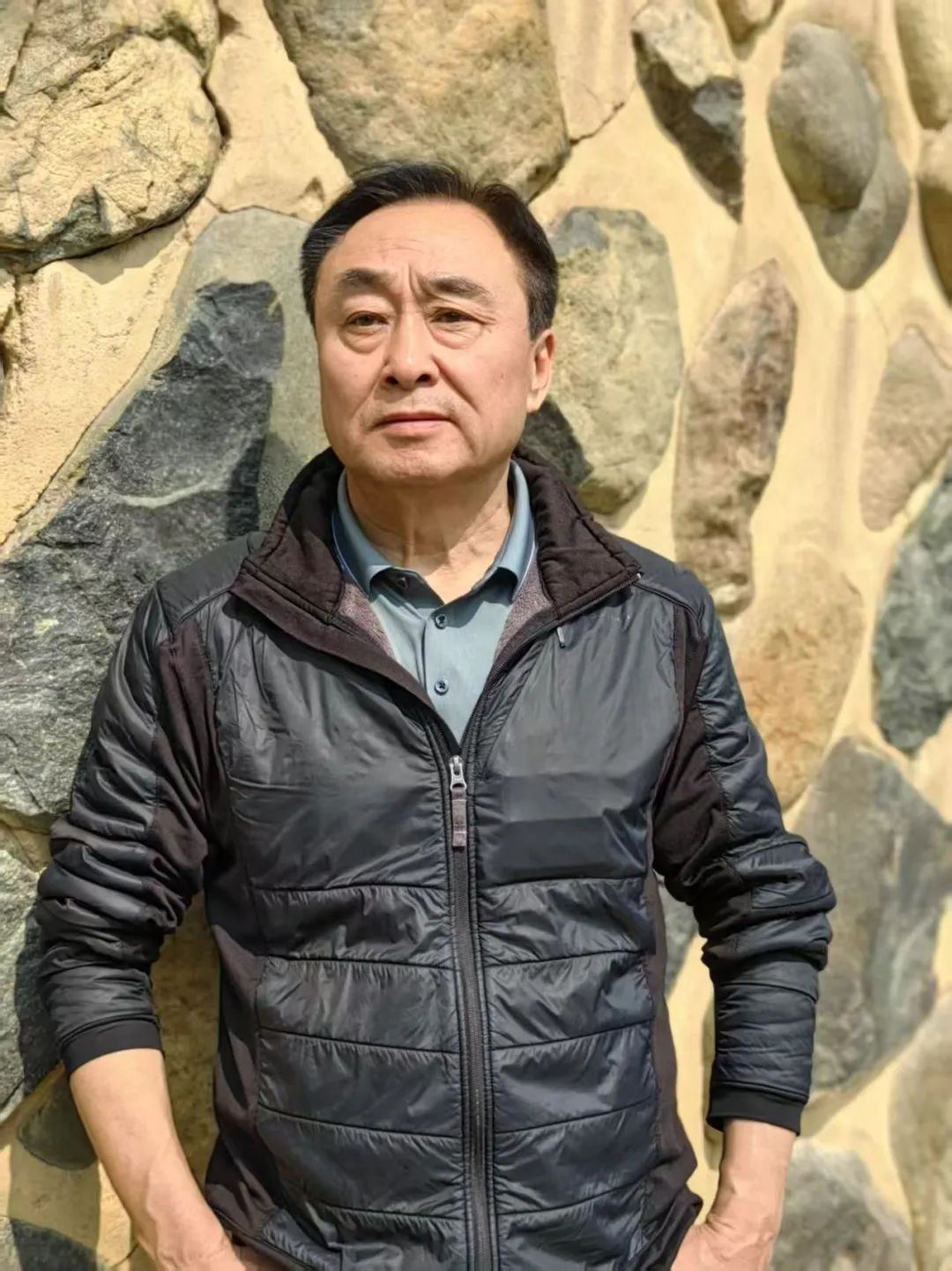 王學(xué)芯，出生在北京，長(zhǎng)在無(wú)錫。中國(guó)作家協(xié)會(huì)會(huì)員，中國(guó)詩(shī)歌學(xué)會(huì)理事。參加第十屆青春詩(shī)會(huì)。獲郭沫若詩(shī)歌獎(jiǎng)、十月文學(xué)獎(jiǎng)、鍾山文學(xué)獎(jiǎng)、《作家》第三屆詩(shī)歌獎(jiǎng)、《星星》詩(shī)歌獎(jiǎng)、紫金山文學(xué)獎(jiǎng)、中國(guó)第五屆長(zhǎng)詩(shī)獎(jiǎng)，部分詩(shī)歌譯介國(guó)外。出版《雙唇》《這里那里》《天上的草原》《飛塵》《遷變》《老人院》《光域里》等15部詩(shī)集。