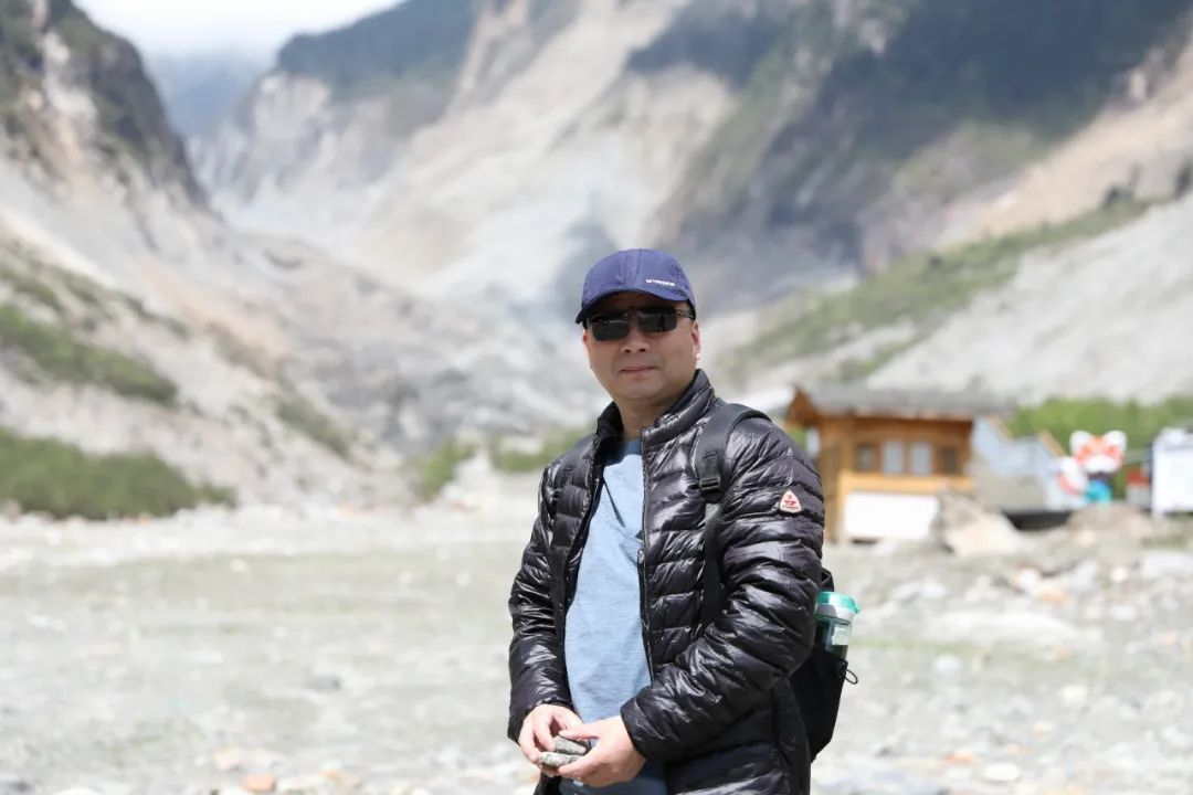 俞敏，筆名肅其羽，浙江杭州人。現(xiàn)為浙江省杭州市市場(chǎng)監(jiān)管局二級(jí)巡視員。八十年代中期開(kāi)始寫(xiě)詩(shī)?，F(xiàn)為浙江省作協(xié)會(huì)員、中國(guó)詩(shī)歌學(xué)會(huì)會(huì)員。有作品刊發(fā)在《詩(shī)刊》《星星》《詩(shī)選刊》《詩(shī)歌月刋》《綠風(fēng)》《詩(shī)林》《詩(shī)潮》等。出版?zhèn)€人詩(shī)集《隱匿的星辰》《越過(guò)山頂?shù)奶?yáng)》《路過(guò)不確定的時(shí)間》三部。曾獲第八屆李白杯全國(guó)詩(shī)歌大賽三等獎(jiǎng)等獎(jiǎng)項(xiàng)。