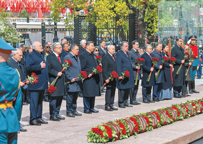 當(dāng)?shù)貢r(shí)間5月9日，俄羅斯舉行盛大慶典，紀(jì)念蘇聯(lián)偉大衛(wèi)國(guó)戰(zhàn)爭(zhēng)勝利80周年。國(guó)家主席習(xí)近平和來(lái)自世界20多個(gè)國(guó)家及國(guó)際組織領(lǐng)導(dǎo)人應(yīng)邀出席慶典。慶典結(jié)束后，習(xí)近平同其他國(guó)家領(lǐng)導(dǎo)人一起從紅場(chǎng)來(lái)到亞歷山大花園，向無(wú)名烈士墓獻(xiàn)花，并肅立默哀。    新華社記者??翟健嵐攝