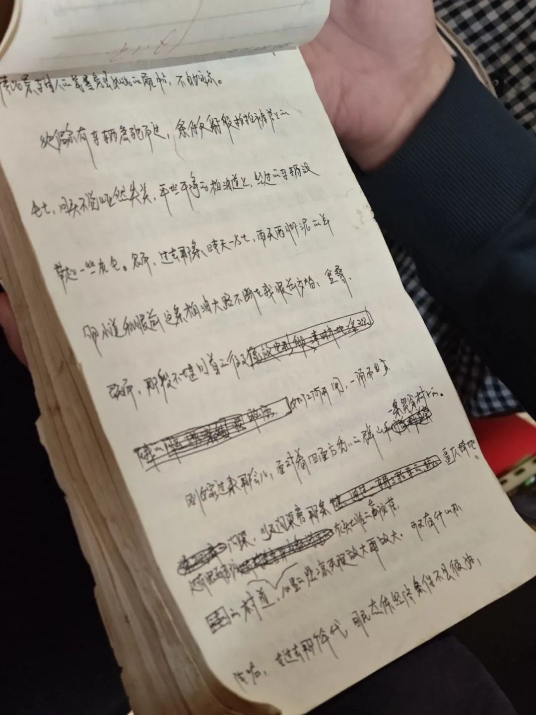 王對(duì)平在孩子作業(yè)本背面寫(xiě)作