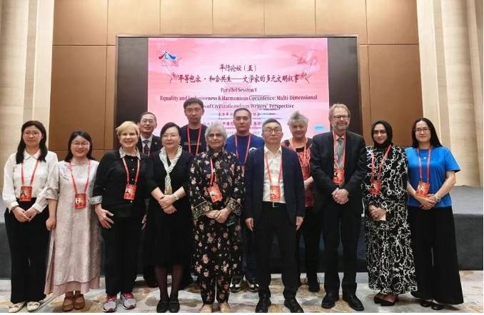 與會(huì)作家合影