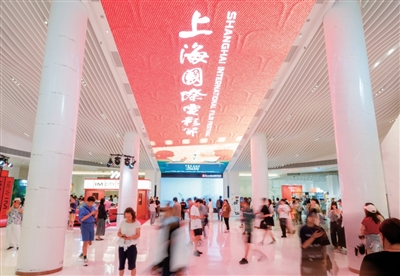 第二十七屆上海國際電影節(jié)期間，上海影城里人來人往。  　　主辦方供圖