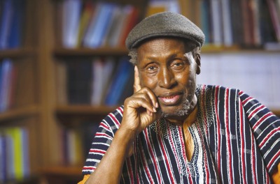  恩古吉·瓦·西昂奧生前是美國歐文加州大學(xué)比較文學(xué)與英語專業(yè)的杰出教授。史蒂夫·齊柳斯攝影，歐文加州大學(xué)圖片