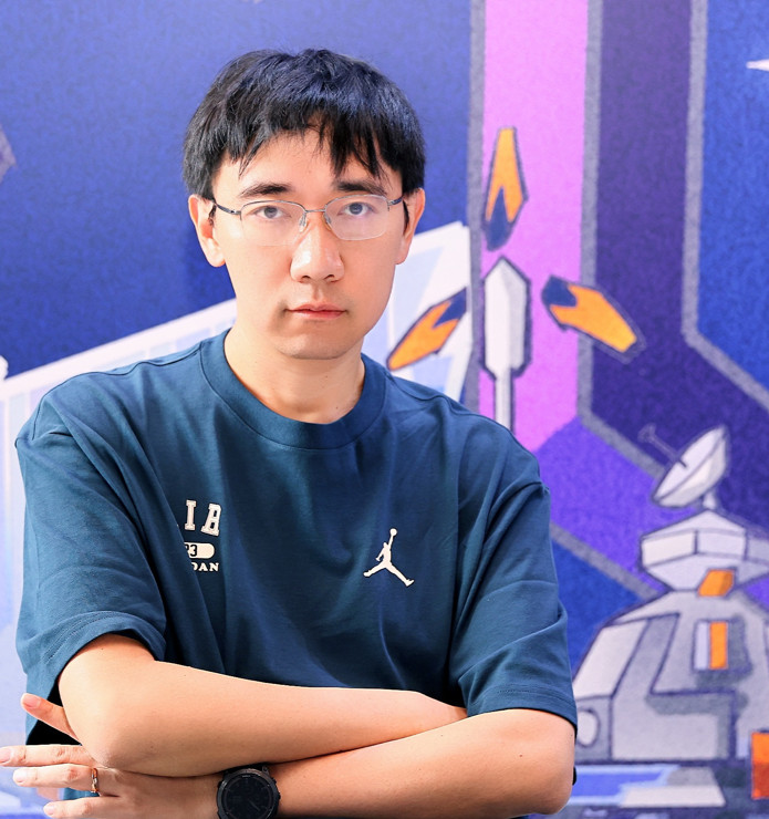 寶樹，科幻作家，浙江嘉興人，現(xiàn)任中國作家協(xié)會(huì)科幻專委會(huì)委員，中國科普作家協(xié)會(huì)常務(wù)理事等。著有《觀想之宙》《時(shí)間之墟》《七國銀河》等九部長篇小說及多部中短篇作品集。主編科幻選集《科幻中的中國歷史》《未來親子檔案》等。多部作品被譯為英、法、德、日等十余種外文出版。獲華語科幻星云獎(jiǎng)、中國科幻銀河獎(jiǎng)、科幻星球獎(jiǎng)等獎(jiǎng)項(xiàng)，入圍2024年雨果獎(jiǎng)最佳短篇單元。多部作品在影視改編中。