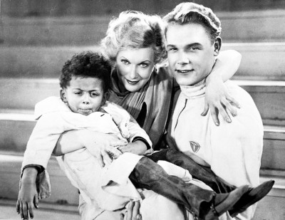 三歲的詹姆斯·勞埃多維奇·帕特森和他的“第二個母親”柳博芙·彼得羅芙娜·奧爾洛娃以及演員謝爾蓋·德米特里耶維奇·斯托利亞羅夫共同主演了格里戈里·瓦西里耶維奇·亞歷山德羅夫1936年的著名喜劇歌舞電影《大馬戲團》。