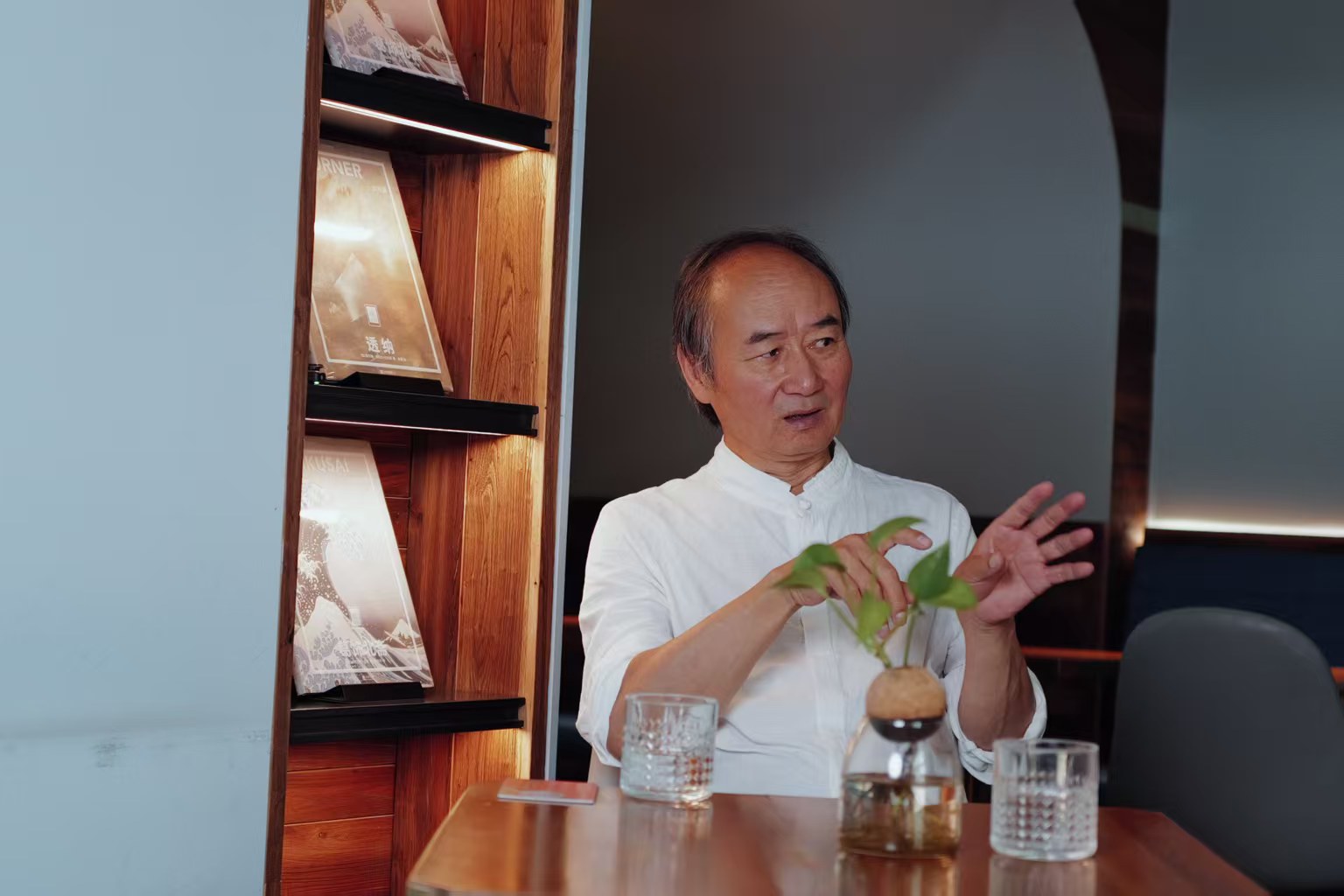 劉亮程在上海朵云書院戲劇店接受澎湃新聞·文學(xué)花邊獨家專訪。攝影：周澤洋