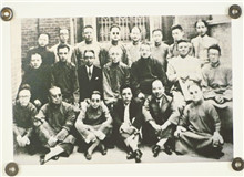 大經(jīng)中學往事　　在這文化蒙塵的至暗時刻，嚴獨鶴、周瘦鵑、陸澹安、朱大可等一眾文人合力辦了一所“大經(jīng)中學”……[詳細]