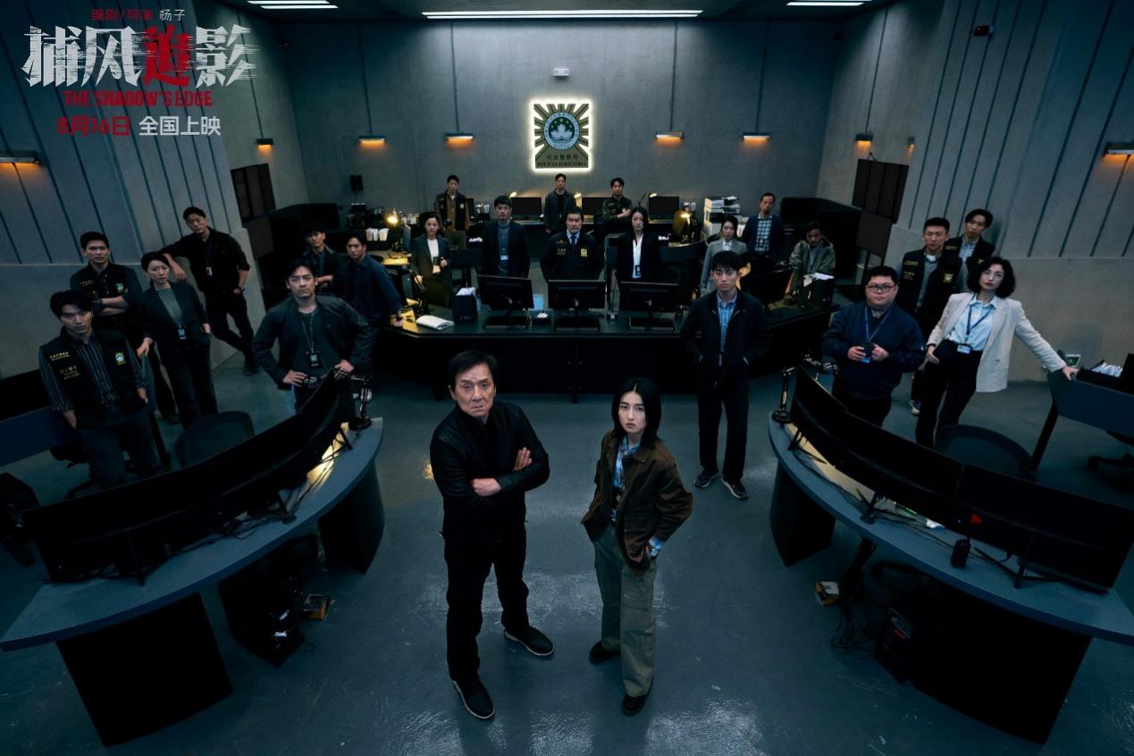 一群人站在臺上

AI-generated content may be incorrect.