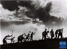 抗戰(zhàn)攝影師吳印咸：時代長河中的光影記錄　　1938年的漢口街頭，荷蘭導演尤里斯·伊文思把自己的攝影機交給了一個中國人。[詳細]