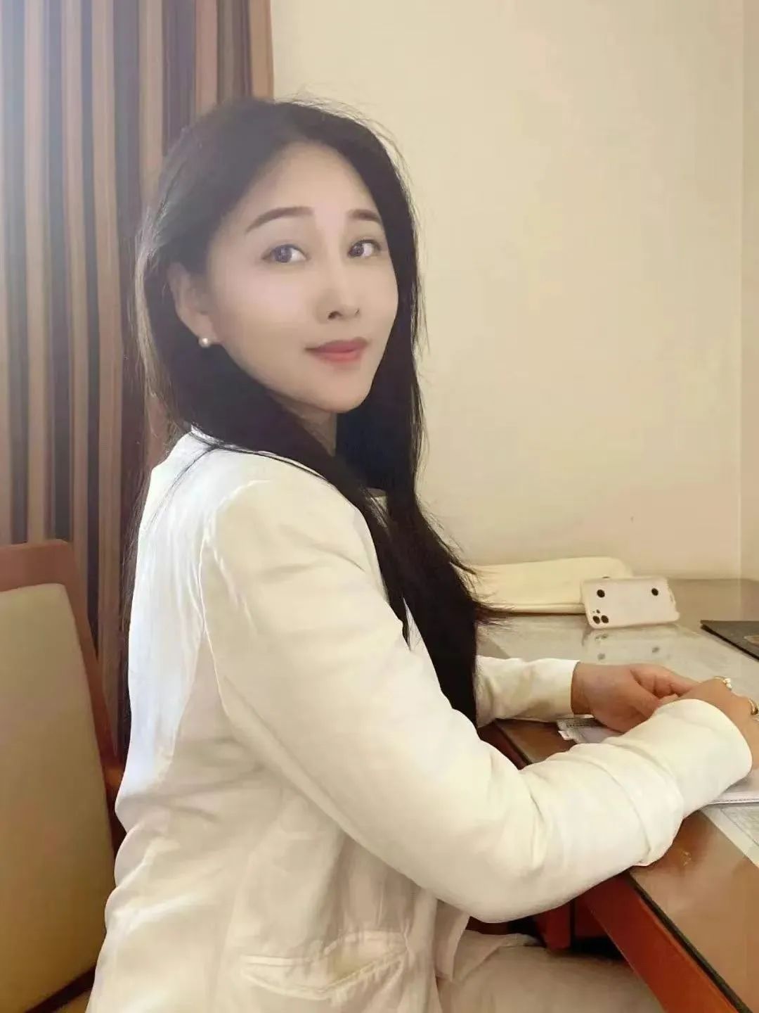 【作者簡(jiǎn)介：時(shí)曉，安徽宿州人，碩士，現(xiàn)居上海。魯迅文學(xué)院第44屆中青年作家高級(jí)研討班學(xué)員，中作協(xié)會(huì)員，安徽文學(xué)藝術(shù)院簽約作家。在《人民文學(xué)》《詩(shī)刊》《詩(shī)歌月刊》《安徽文學(xué)》《山東文學(xué)》《海燕》《紅豆》《雨花》《揚(yáng)子江詩(shī)刊》《延河》等雜志發(fā)表作品。獲第十二屆揚(yáng)子江詩(shī)學(xué)獎(jiǎng)·詩(shī)歌獎(jiǎng)。短篇小說(shuō)集《來(lái)去之間》入圍2022年探照燈10月好書(shū)榜，入選2022年11月文藝聯(lián)合書(shū)單。】