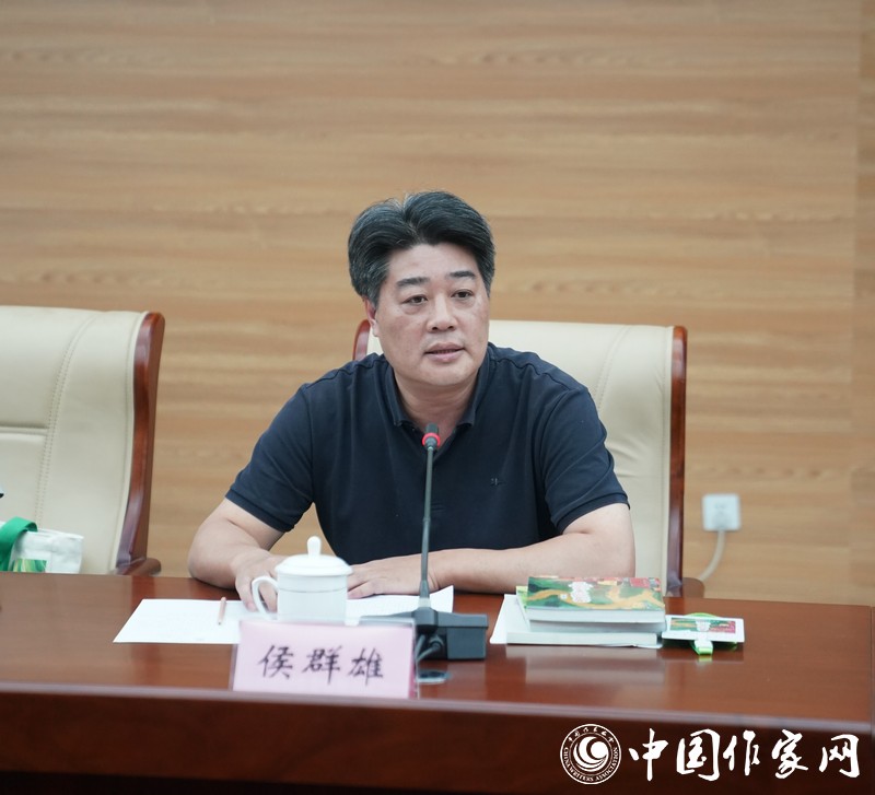 侯群雄介紹詩集出版過程