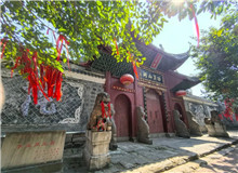 不止西南聯(lián)大，一位作家對十所抗戰(zhàn)內(nèi)遷大學的追尋　　這是一場持續(xù)8年的行走，和十條穿越硝煙的遷徙之路。2017年春，四川作家聶作平……[詳細]