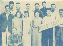 中國救亡劇團的革命歷程　　烽火連天的抗戰(zhàn)歲月里，這支僅10余人的隊伍，以戲劇為武器，把舞臺當戰(zhàn)場，跋山涉水，出生入死，在槍林彈雨的前沿陣地……[詳細]