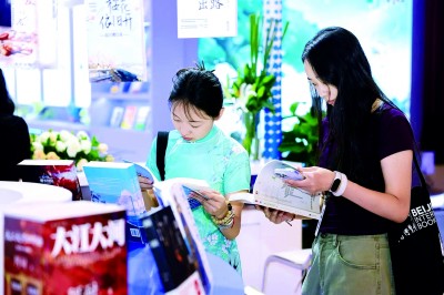 第31屆北京圖博會(huì)網(wǎng)絡(luò)文學(xué)專題展吸引觀眾閱讀。資料圖片