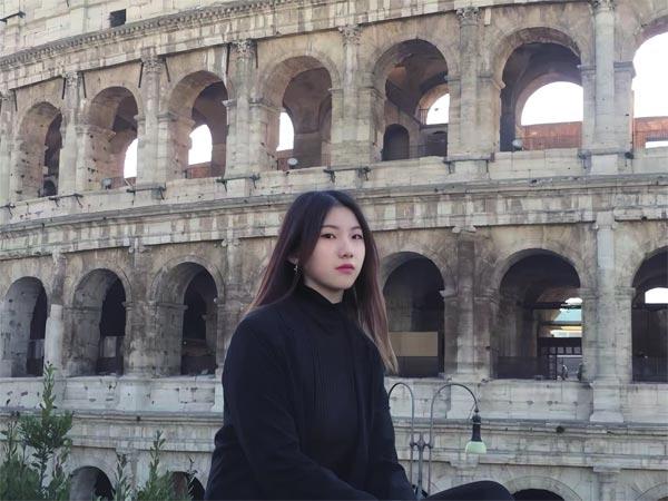 眉師娘，本名張眉，95后網(wǎng)絡文學作家。代表作品《奔騰年代——向南向北》獲第五屆現(xiàn)實題材網(wǎng)絡文學征文大賽特等獎，《云去山如畫》獲第九屆現(xiàn)實題材網(wǎng)絡文學征文大賽特別獎。